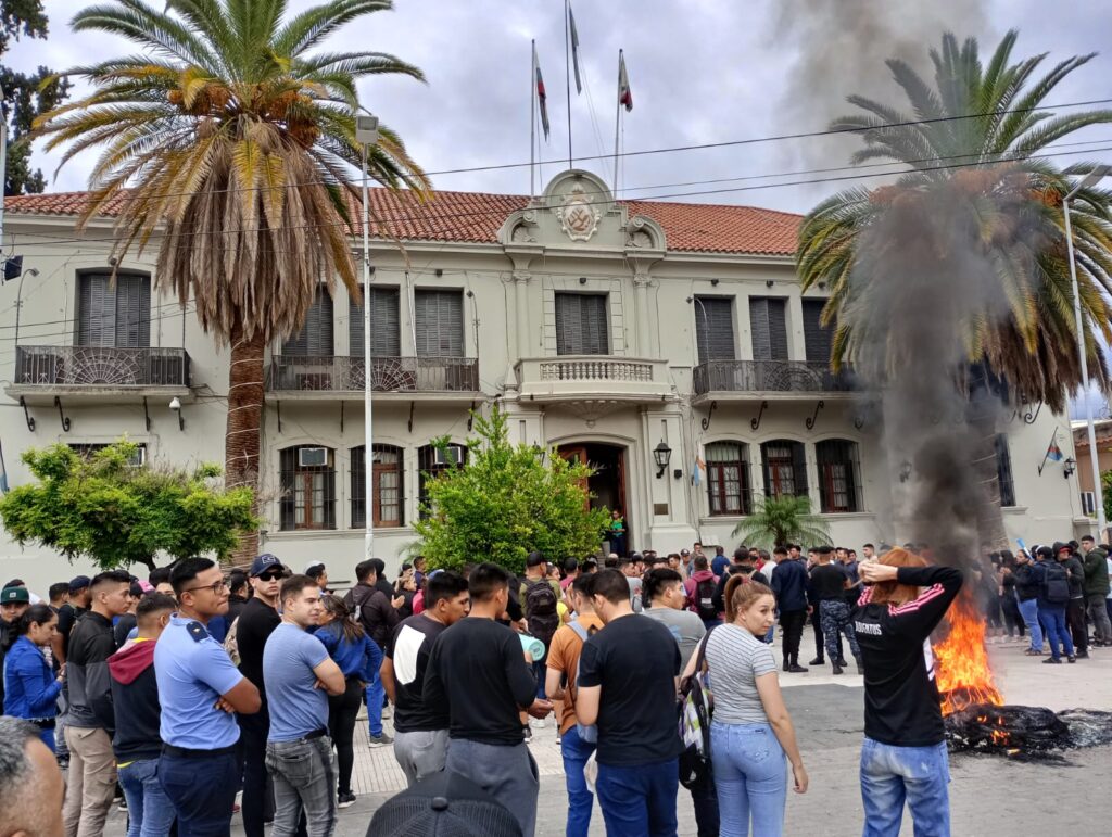 Gobernacion-La-Rioja-y-levantamiento-policial-1024x771