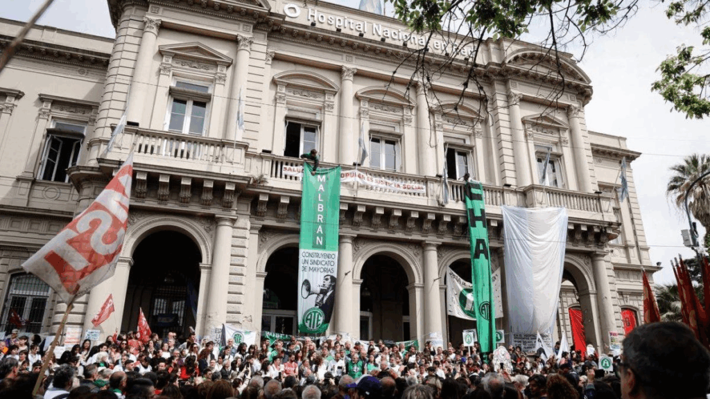 hospital-laura-bonaparte-protest