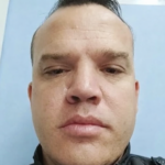 Retrato serio frente a pared azul (1)