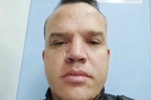 Retrato serio frente a pared azul (1)