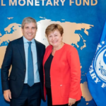 Luis Caputo viaja a la asamblea del Fondo Monetario Internacional en busca de destrabar un desembolso de US$1.000 millones