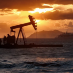 El petróleo cayó por debajo de US$100 pese al bloqueo en Ormuz