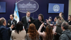 manuel-adorni-javier-milei-sala-prensa-casa-rosadajpg