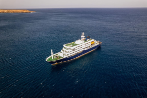 una-vista-general-del-crucero-mv-hondius-anclado-GHZI3UX5RBEHTPBYBNWFOVCTCQ
