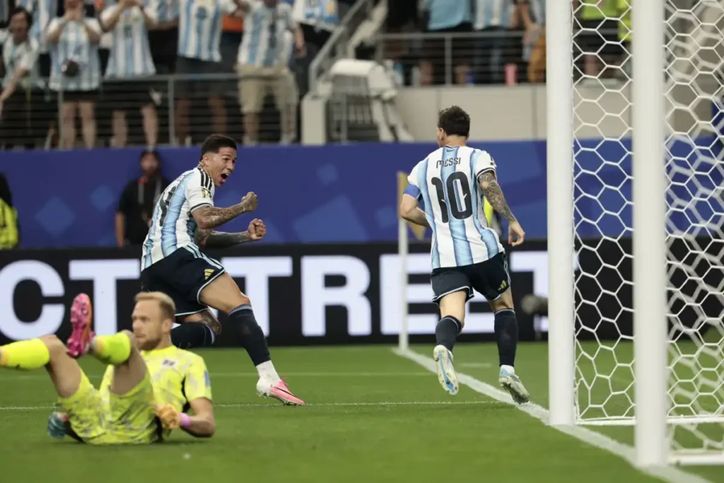 1200x800_festejo-messi-enzo-fernandez-festejan-1-0-argentina-ante-austria-foto-tomada-de-xcom-argentina-1142267-154000
