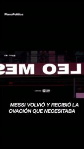 Lionel Messi ingresando al campo de juego ante la ovación del público en las tribunas