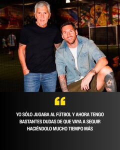 Lionel Messi con la camiseta de la Selección Argentina mirando hacia el horizonte