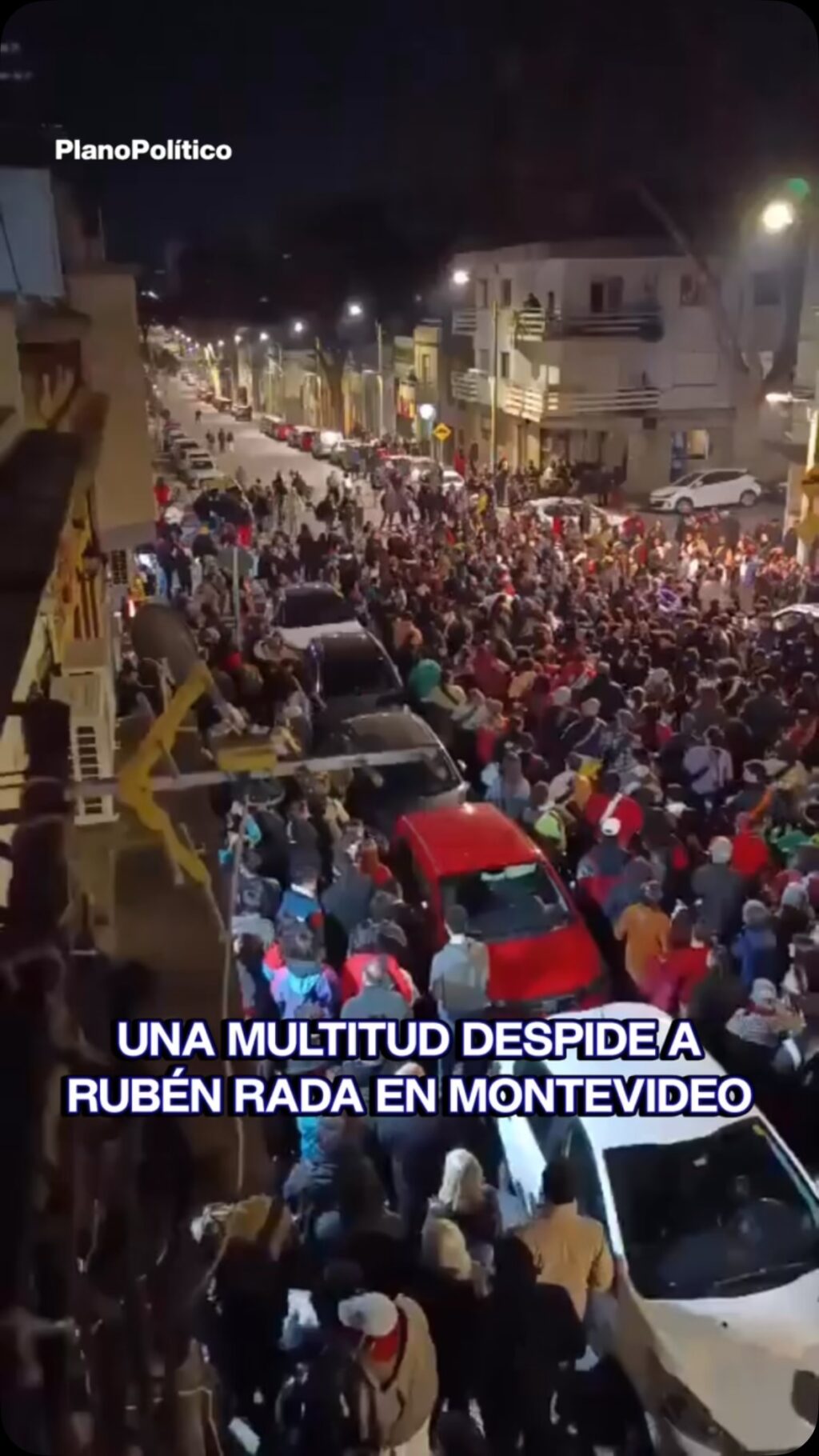 Multitud reunida en las calles de Montevideo homenajeando a Rubén Rada