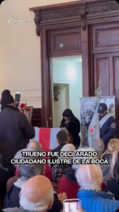 Trueno, rapero argentino, recibiendo distinción como ciudadano ilustre de La Boca