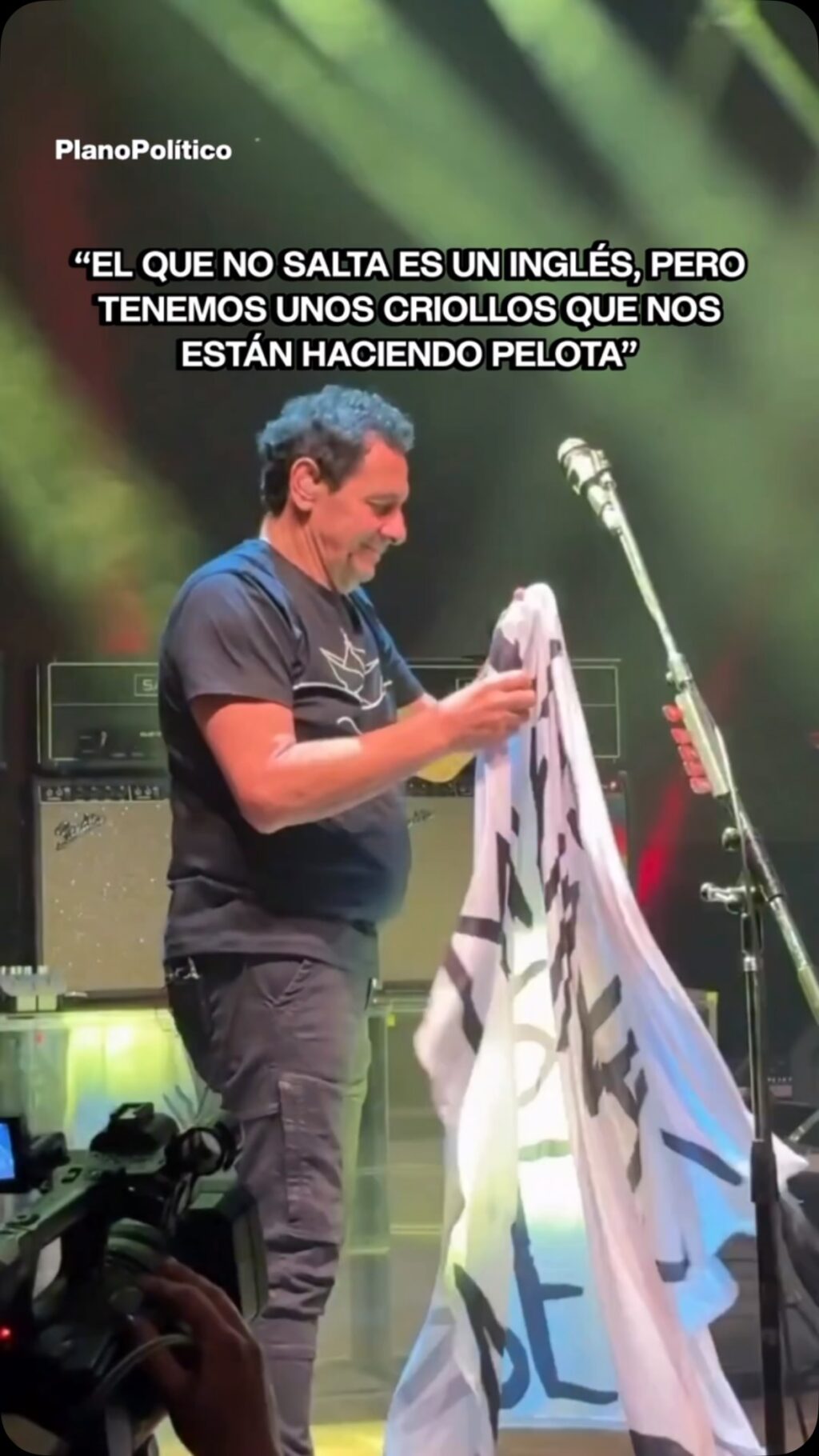 Ricardo Mollo tocando la guitarra en un concierto de Divididos en el Teatro Flores