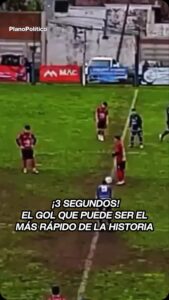 Jugador de fútbol celebrando un gol desde mitad de cancha en partido de liga regional