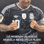 Un mural de Messi celebrando el triunfo ante Inglaterra apareció en La Plata