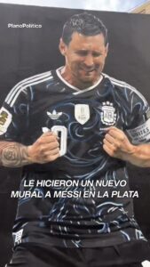 Mural callejero de Lionel Messi arrodillado con puños cerrados celebrando con camiseta argentina