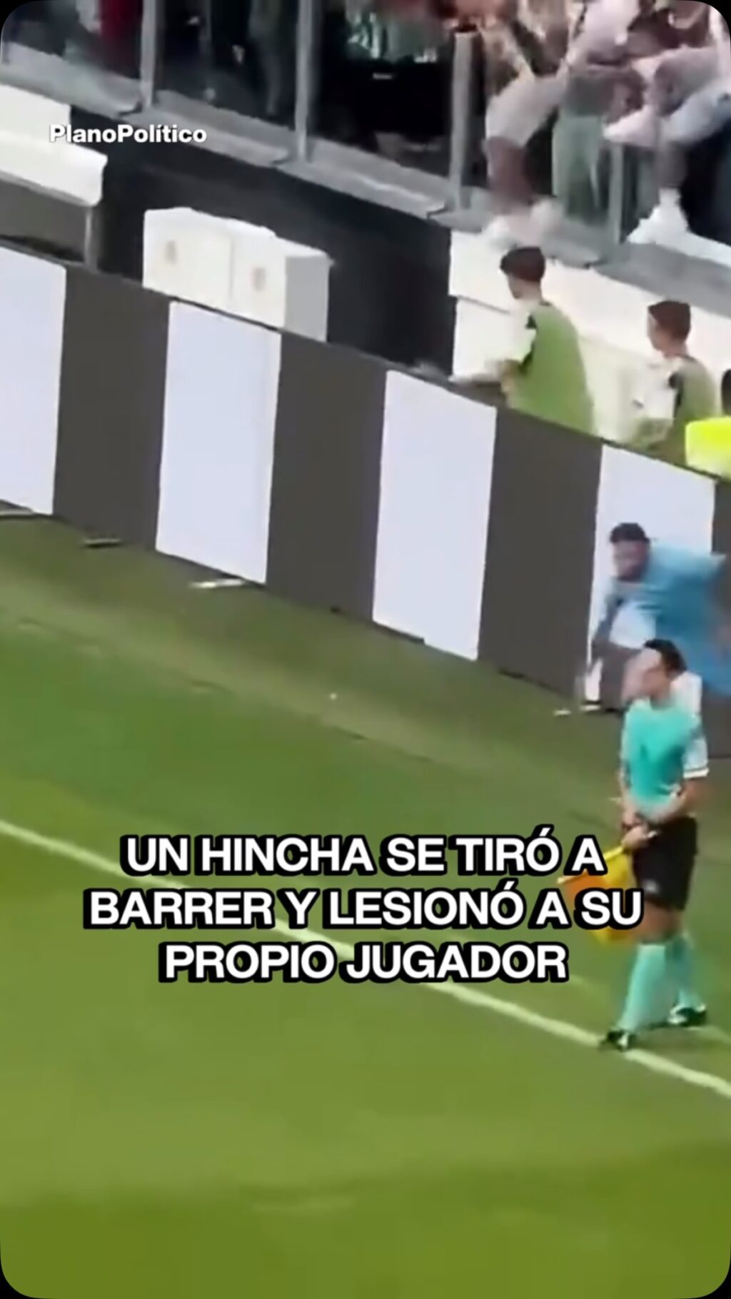 Federico Gatti siendo impactado por un hincha que ingresó al campo de juego