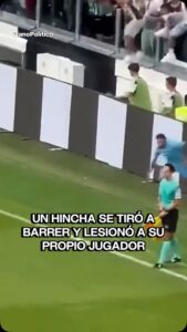 Federico Gatti siendo impactado por un hincha que ingresó al campo de juego