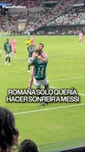 Jhohan Romaña abrazando a Lionel Messi en cancha de fútbol
