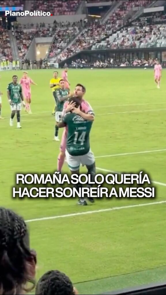 Jhohan Romaña abrazando a Lionel Messi en cancha de fútbol