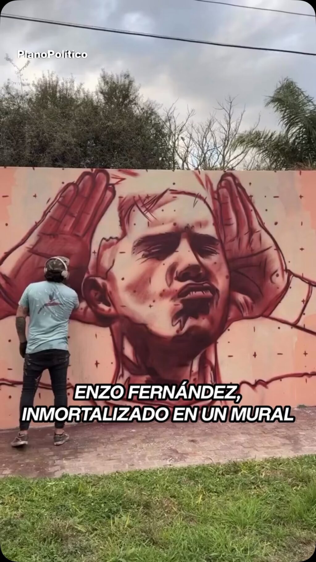 Mural de Enzo Fernández celebrando un gol con los brazos abiertos