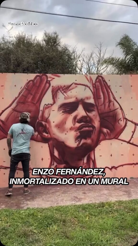 Mural de Enzo Fernández celebrando un gol con los brazos abiertos
