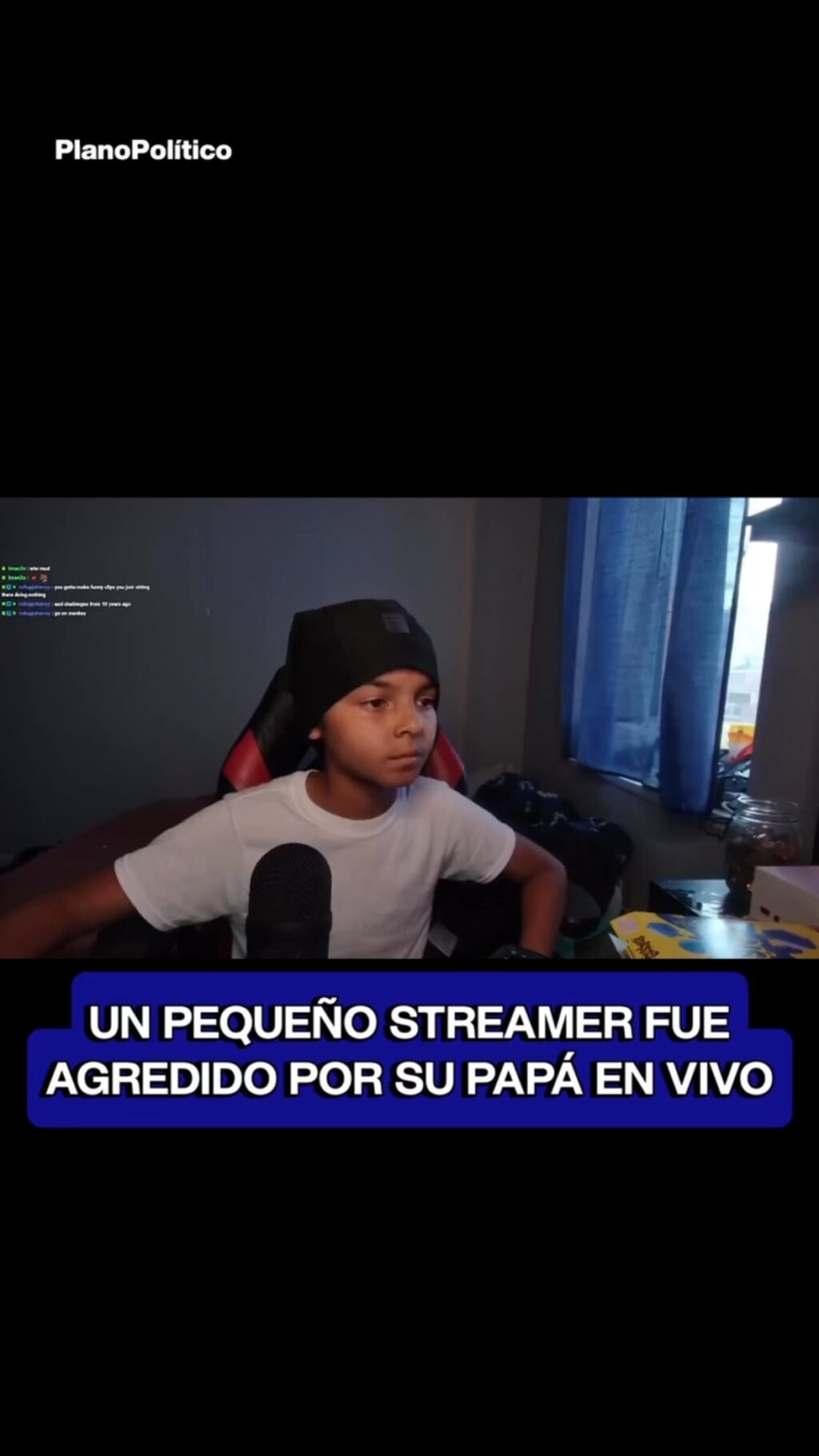 Joven streamer visiblemente afectado frente a su computadora durante transmisión en vivo