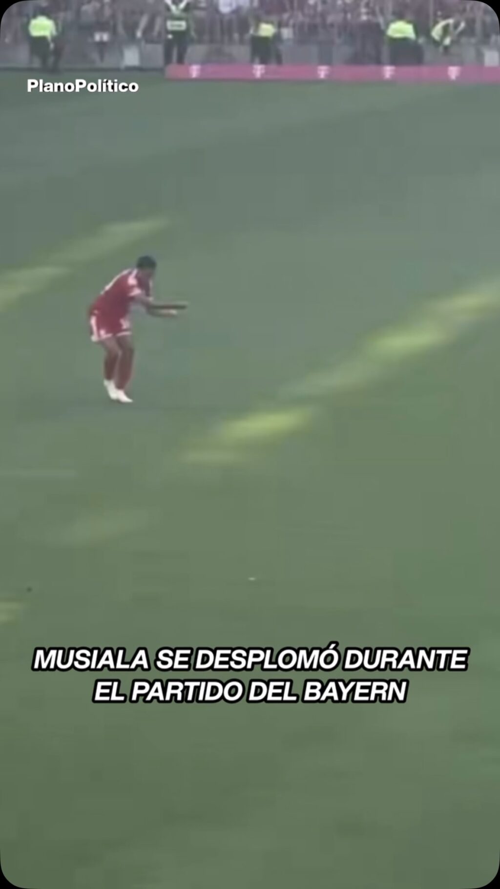 Jamal Musiala en el suelo tras recibir un golpe durante el partido del Bayern Múnich