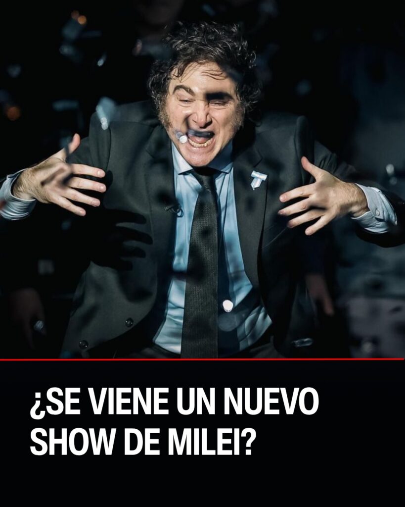 Javier Milei hablando frente a un atril en un evento empresarial internacional