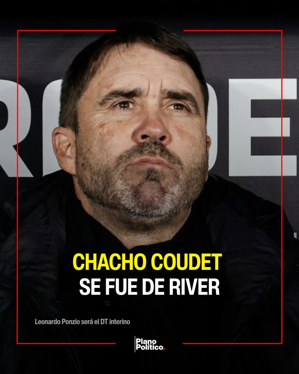 Eduardo Coudet durante un partido dirigiendo desde el banco de suplentes de River Plate