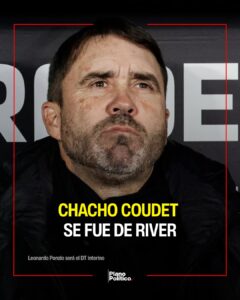 Eduardo Coudet durante un partido dirigiendo desde el banco de suplentes de River Plate