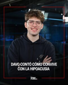 Davoo Xeneize en su espacio de streaming con auriculares y micrófono