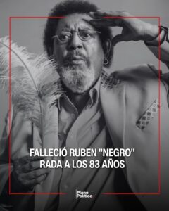 Rubén Rada en una presentación musical con instrumentos de percusión