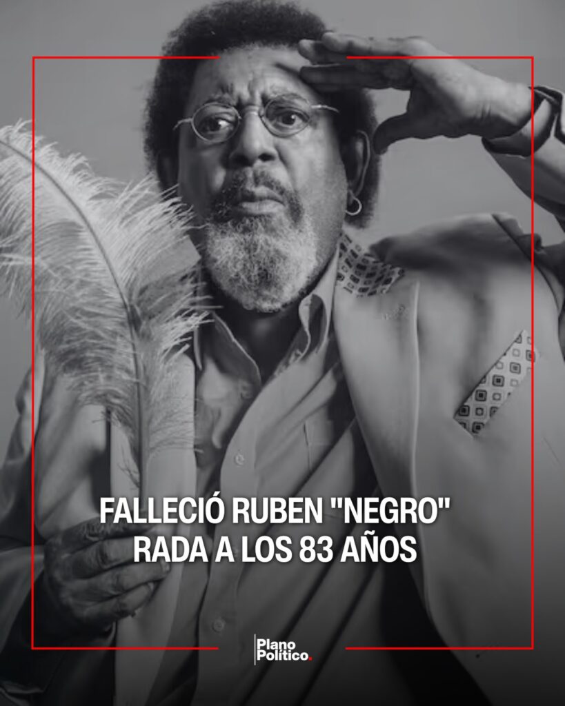 Rubén Rada en una presentación musical con instrumentos de percusión