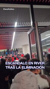 Exterior del estadio Monumental de River Plate con tensión entre hinchas y dirigentes