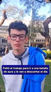 Joven empleado en situación laboral relacionada con ausencia injustificada al trabajo