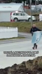 Veterano de guerra portando bandera argentina en las calles de las Islas Malvinas