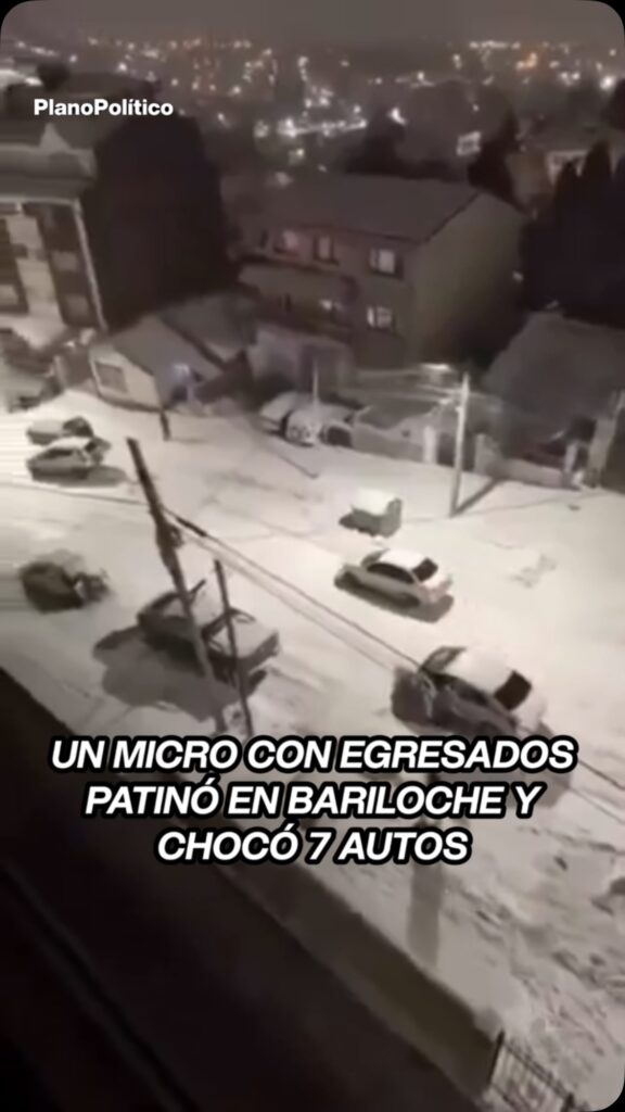 Micro de egresados accidentado en una calle de Bariloche cubierta de nieve