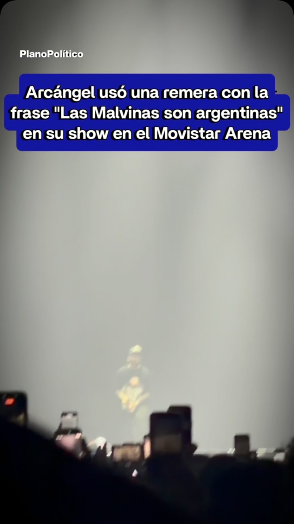 Arcángel en el escenario usando remera con mensaje sobre Malvinas en Buenos Aires