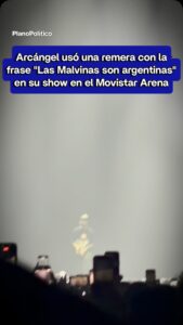 Arcángel en el escenario usando remera con mensaje sobre Malvinas en Buenos Aires