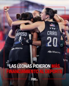 Jugadoras de la selección argentina de hockey femenino llegando al país con la copa del mundo