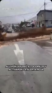 Calles inundadas con piedras y sedimentos tras aluvión en Tocopilla Chile
