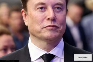Elon Musk en un evento tecnológico hablando sobre innovación