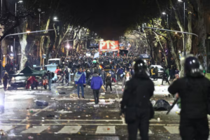 la-protesta-fue-desactivada-con-gases-y-balas-de-LDJPGL6UNZEVHLU5A5TIL32YCM