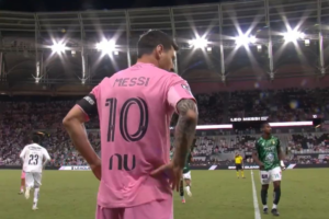lionel-messi-volvio-a-jugar-y-fue-recibido-con-JF5FAVLRF5FILLMHF7EVEFXTFM