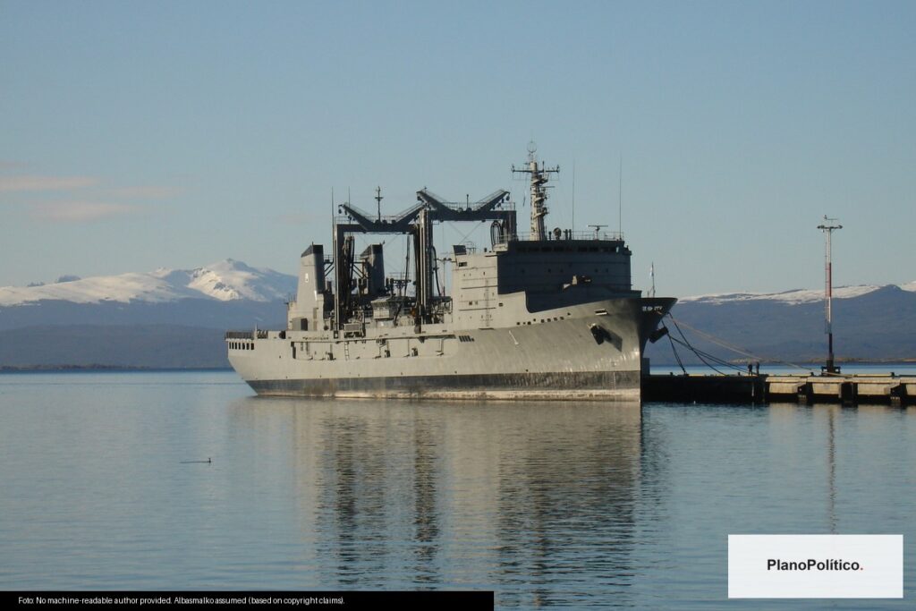 Puerto de Ushuaia en Tierra del Fuego con buques amarrados