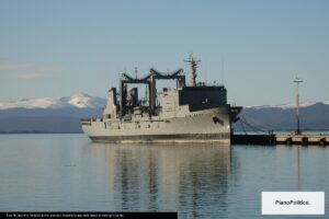 Puerto de Ushuaia en Tierra del Fuego con buques amarrados