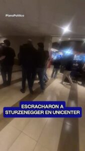 Ministro Federico Sturzenegger en el interior de un centro comercial rodeado de personas