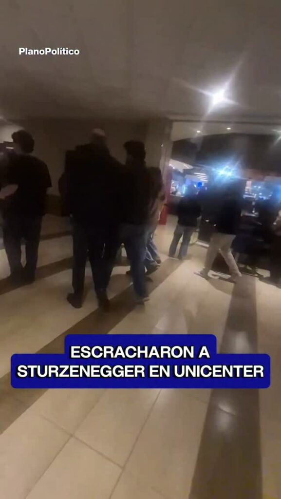 Ministro Federico Sturzenegger en el interior de un centro comercial rodeado de personas