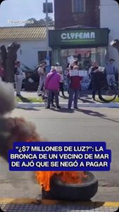 Vecinos protestando frente a las oficinas de la cooperativa eléctrica