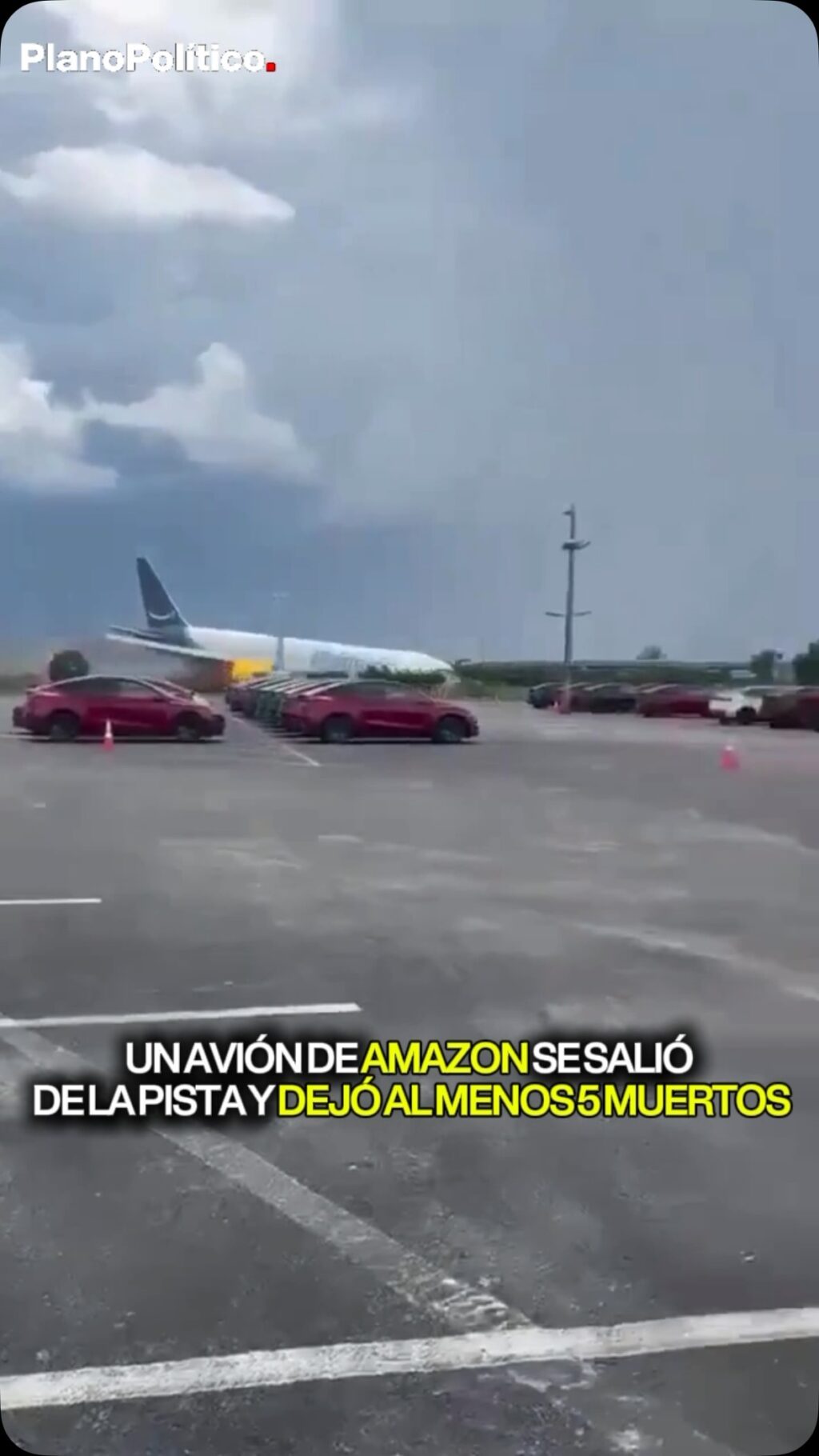 Restos de avión de carga fuera de pista tras accidente en aeropuerto de Miami