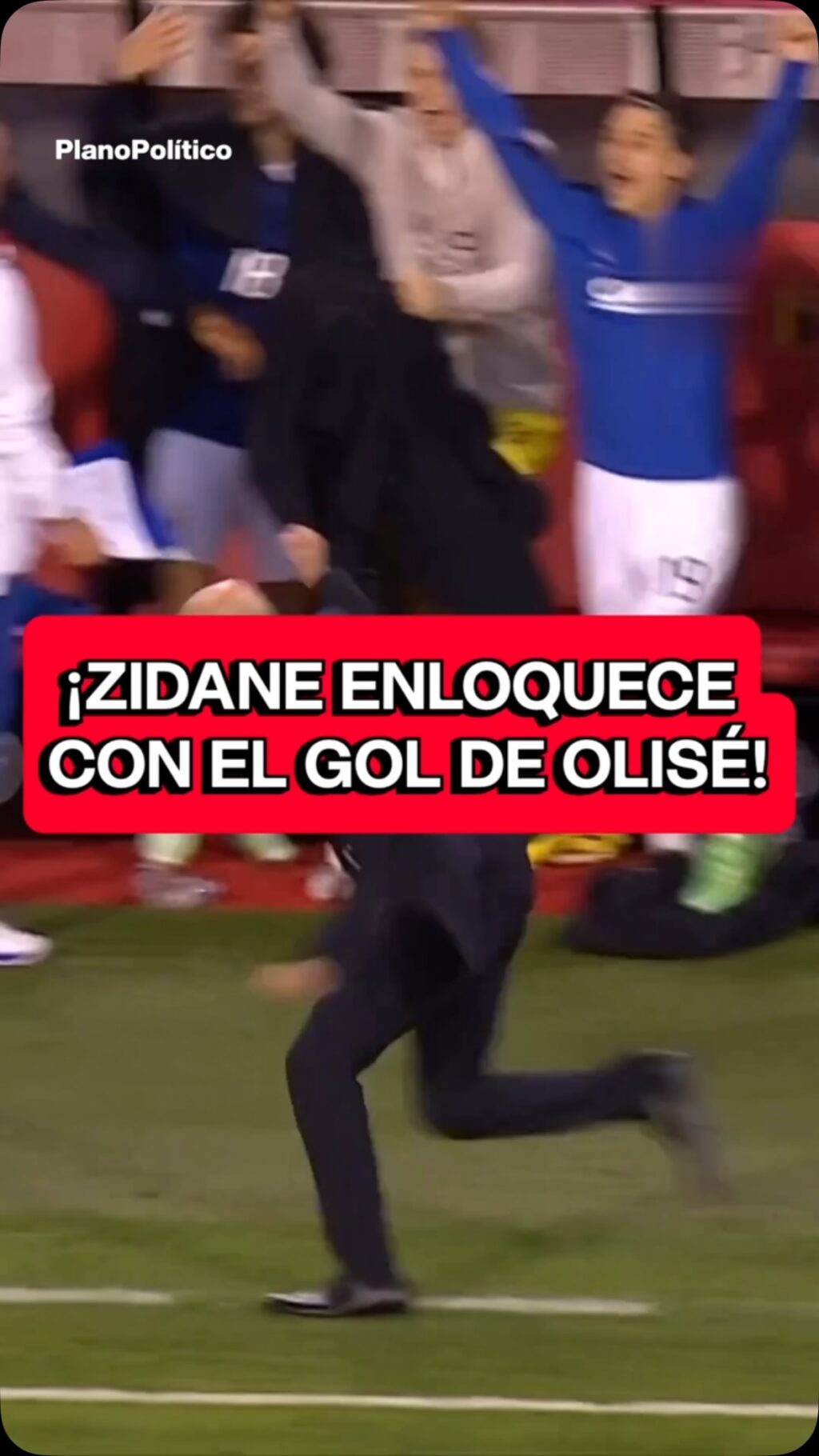 Zinedine Zidane celebrando efusivamente un gol en un partido de fútbol