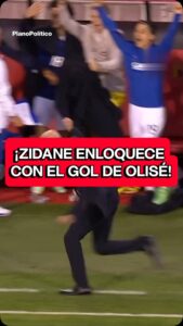 Zinedine Zidane celebrando efusivamente un gol en un partido de fútbol